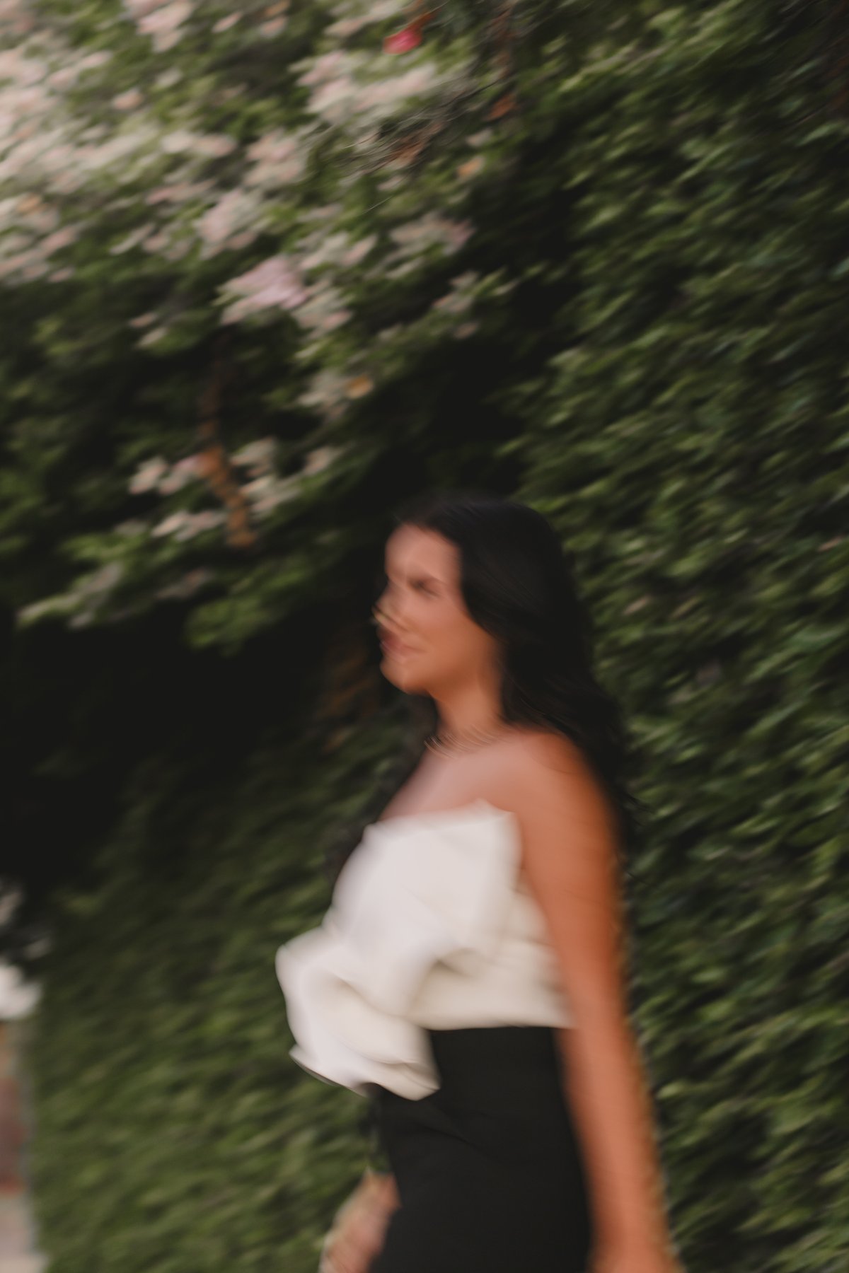 Roberta Mendes em movimento, retrato editorial